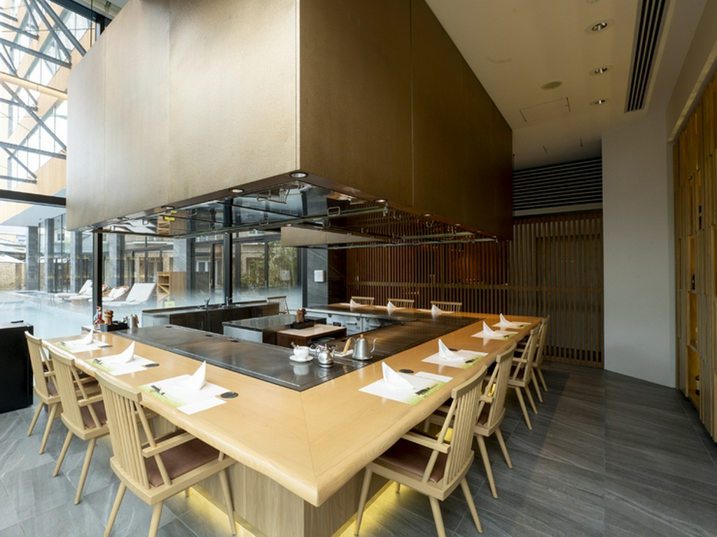 目の前でシェフの華麗なパフォーマンスを満喫