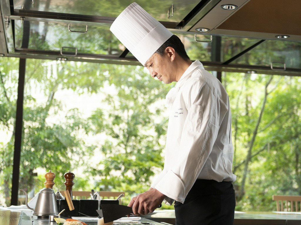 繊細な盛付けの料理でもてなしてくれる和泉氏
