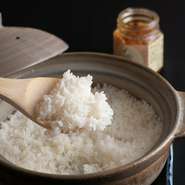 蓋を開けた瞬間に湯気が立ち上り、炊き立てごはんが現れます。水分を含んだお米は、ふっくら艶やか。『和こじま特製　明太ラー油』と合わせれば、ごはんの甘みをさらに引き立たせてくれます。