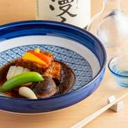 角煮には、五島列島で肥育されている「五島豚」を使用。丁寧な下処理を行うことで、柔らかくトロトロに仕上げられています。箸がスッと通り、口の中でホロホロと崩れていくおいしさ。