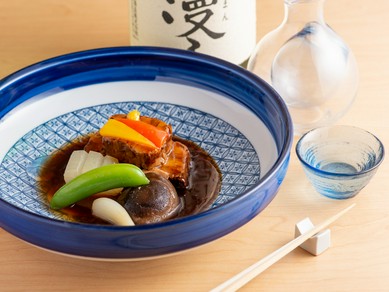 豚肉に絡む、甘辛くとろみのついた煮汁『五島豚角煮』