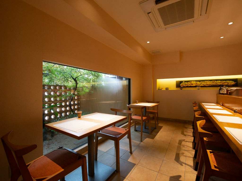 落ち着いた雰囲気の中、坪庭を眺められる店内