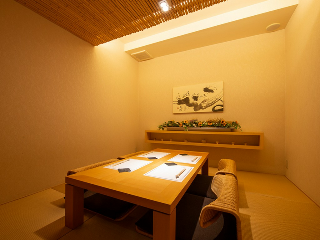 5名様までの入室可能。掘りごたつ式の完全個室