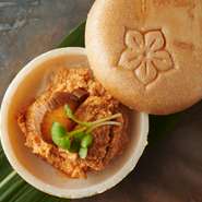 広尾本店を中心に都内に数店舗を展開する人気店【阿部】の青山店が2020年秋にオープン。神宮前という立地にふさわしいメニューと空間が早くも話題に！　好きなものを好きなだけ楽しめるスタイルも好評です。