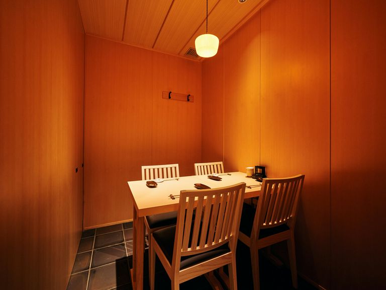 2名様からご利用OKの個室と半個室があり、最大8名様までOK