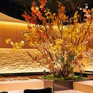 自然体でくつろげる雰囲気と程好い華やぎがバランスよく漂う空間。単品・コースの両方があり、シーンに応じて楽しめます。誕生日や結婚記念日を祝う場としてもすてきで、2名様から利用OKの個室・半個室もご用意。