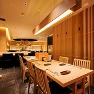 季節の料理・寿司とも最高レベルのクオリティで、カウンター席・テーブル席・個室・半個室が揃い、もてなしも粋で和やか。接待・商談から親睦を深め合う会食まで、幅広いシーンでとても頼りになります。