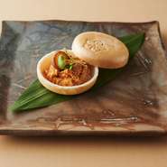 青山店の開業前に店長が全国の陶器市や窯元をまわり、自らの目で店の料理と寿司に合う器を厳選。作家ものの備前焼や伊万里焼に加え、店オリジナルデザインの益子焼や酒器があるなど、器を愛でる楽しみもいっぱい！