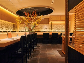 檜のS字カウンターが美しい大空間で旬の皿と寿司に心から憩える