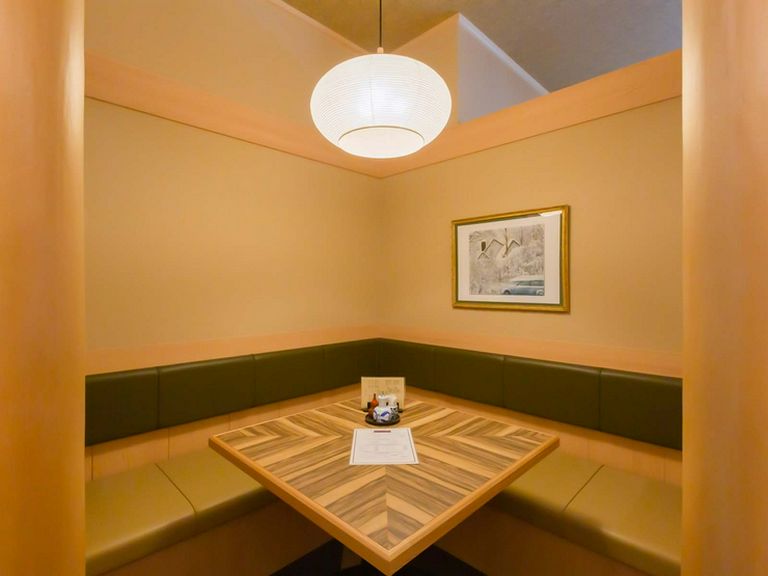 大切なお客様をお招きしての会食に理想的な、落ち着いた店内