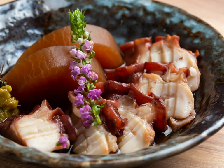 添えられた柚子胡椒の香りと辛みが旨みを引き立てる『仙台湾の恵み　たこの柔らか煮』