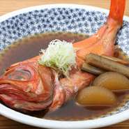 金目鯛は、丸ごと一尾を使用。煮汁をかけながらゆっくり煮付け、こっくりとした優しい甘さに仕上げています。身は骨離れも良く、上品な味わいに。