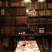 イタリア古書を並べた書架のある隠れ家的な半個室もございます。
(4名席が3テーブルございます)

ご予約の際には「本の部屋」とご用命ください。
