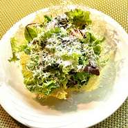 パルメザンチーズの器のミックスサラダ、メディチ家風