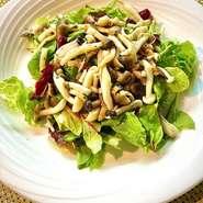 ベーコンとキノコのソテー添えミックスサラダ