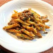 ペンネプッタネスカ（オリーブ、ケッパー、アンチョビ、トマトソース）