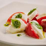 素材そのもののおいしさを味わう『吉田牧場のモッツァレラチーズとトマトのカプレーゼ』