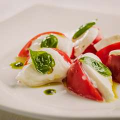 素材そのもののおいしさを味わう『吉田牧場のモッツァレラチーズとトマトのカプレーゼ』