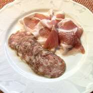 自家製ハムとサラミの盛り合わせ