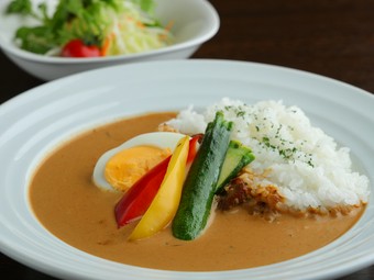 マイルドながらも辛さしっかり。本格的なおいしさを味わう『カレー』