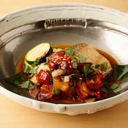 太刀魚をメインにした夏の魚料理です。和のテイストを利かせるため取り入れられているのは塩こんぶ。夏ならではのトマトを添え、さっぱりとした味わいになっています。（季節の一例です）