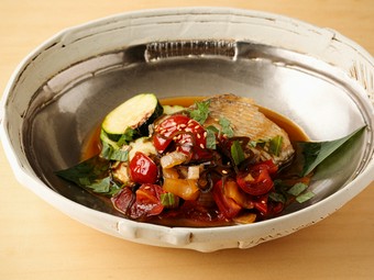 さまざまな夏の食材を一皿にアレンジ『太刀魚のソテーフレッシュトマトのソース』