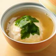 蟹のほぐし身をたっぷり使った人気の一皿。メレンゲを生地に練りこんでいるため、茶碗蒸しよりも一層ふわふわとした食感となっています。ボリュームがありつつも、あっさりとした味わいで女性でも完食できるほど。