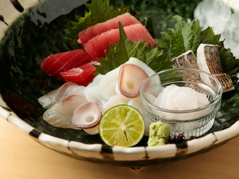 時期に合わせた店主が選りすぐる、色彩豊かな旬魚を味わえる『お刺身盛り合わせ(1人前)』