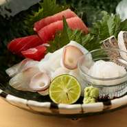 日本各地から届く新鮮な魚介を、磨きぬいた目利きで毎朝仕入れています。その時々に入荷する魚を7種類ほど盛り合わせ。脂の乗った旬の魚介は日本酒のお供にも最適です。