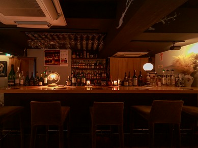 フラリと来店し、食事とお酒をひとり嗜む