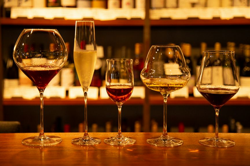 ソムリエと相談しながら、好みの高級グラスで海外と日本のワインを気軽にじっくり飲み比べられる『ワイン』