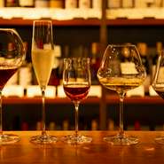 グラスワインが30種類超、そのうち日本ワインも10種類以上あり、色々試せます。もちろんボトルワインも種類豊富。産地やブドウの品種に合わせたワイングラスで提供してくれるので、ワインをより堪能できます。