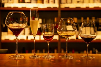 ソムリエと相談しながら、好みの高級グラスで海外と日本のワインを気軽にじっくり飲み比べられる『ワイン』