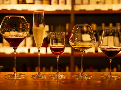 ソムリエと相談しながら、好みの高級グラスで海外と日本のワインを気軽にじっくり飲み比べられる『ワイン』
