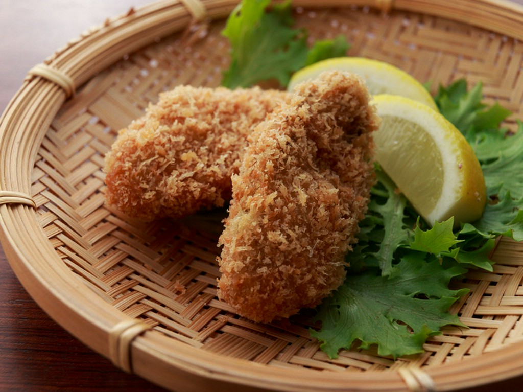 サクッと揚がった牡蠣は旨みが凝縮。ワインに合わせて自家製の調味料でいただく『自家製牡蠣フライ』