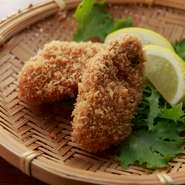 牡蠣という素材を存分に楽しめるよう、細かいパン粉で口当たり良く揚げています。添える柑橘類や調味料も、すだちやライム、自家製タルタルソースやワイン塩など、共に飲むワインに合わせて変えるこだわりぶりです。