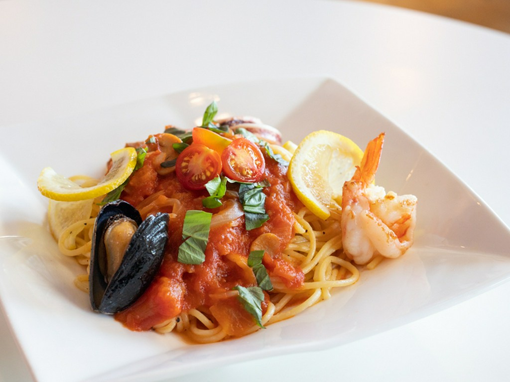 海鮮とトマトが奏でる絶妙なハーモニー。風味豊かな味を満喫できる『地中海風　海鮮パスタ』