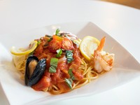 海鮮とトマトが奏でる絶妙なハーモニー。風味豊かな味を満喫できる『地中海風　海鮮パスタ』