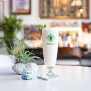 どこか懐かしい気持ちにさせてくれる、特製ドリンク。砂糖を一切使用せず、バナナと牛乳のみでつくられています。シンプルな素材の組み合わせでありながら、素朴な味わいの中に奥深さを感じられる一杯です。