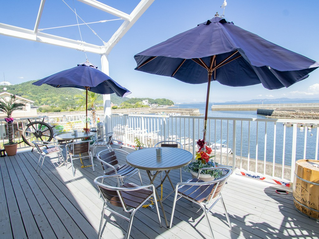 テラス席からは海を一望。潮風に吹かれて、心地良いひとときを