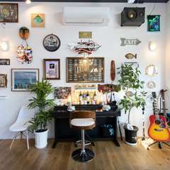 電子ピアノやギターがあり、エコー付きマイクやモニターも完備