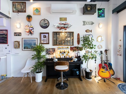 電子ピアノやギターがあり、エコー付きマイクやモニターも完備