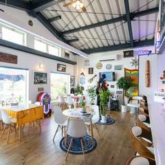 海が見える大きな窓が設えられた、明るく、開放感溢れる店内