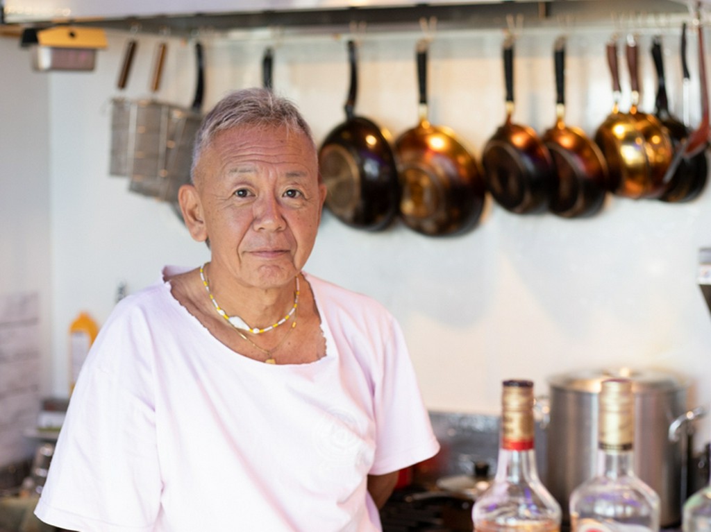 バーテンダーとしてのキャリアも持つ、熟練のオーナーシェフ