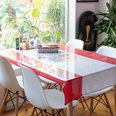 女子会や友人との食事に最適な、4名用テーブル席