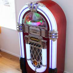 ジュークボックスがレトロな雰囲気を演出する、オシャレな空間