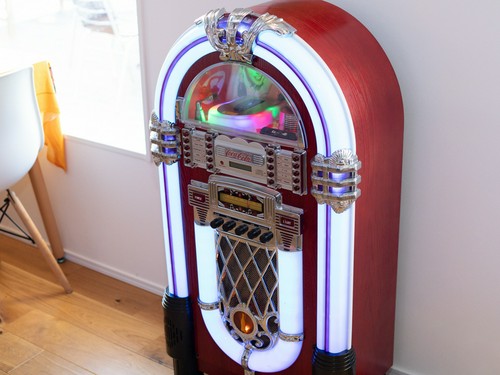 ジュークボックスがレトロな雰囲気を演出する、オシャレな空間