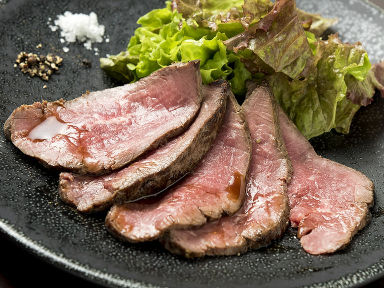 国産牛のおいしさを堪能。レアのようでしっかり肉の旨みを閉じ込めた『ローストビーフ』