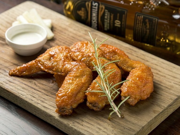 豪快にかぶりつくのがオススメ! 辛さがクセになる『バッファローチキンウィングス』