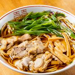 鳥チャーシューとメンマ、細切りのネギをトッピングした『笠岡ラーメン』